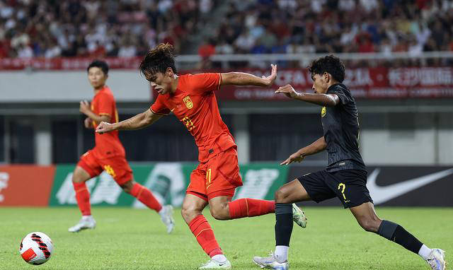 曲靖球员破门得分，帮助球队取得关键胜利