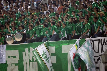 猛龙球迷狂热助威，球队表现稳定