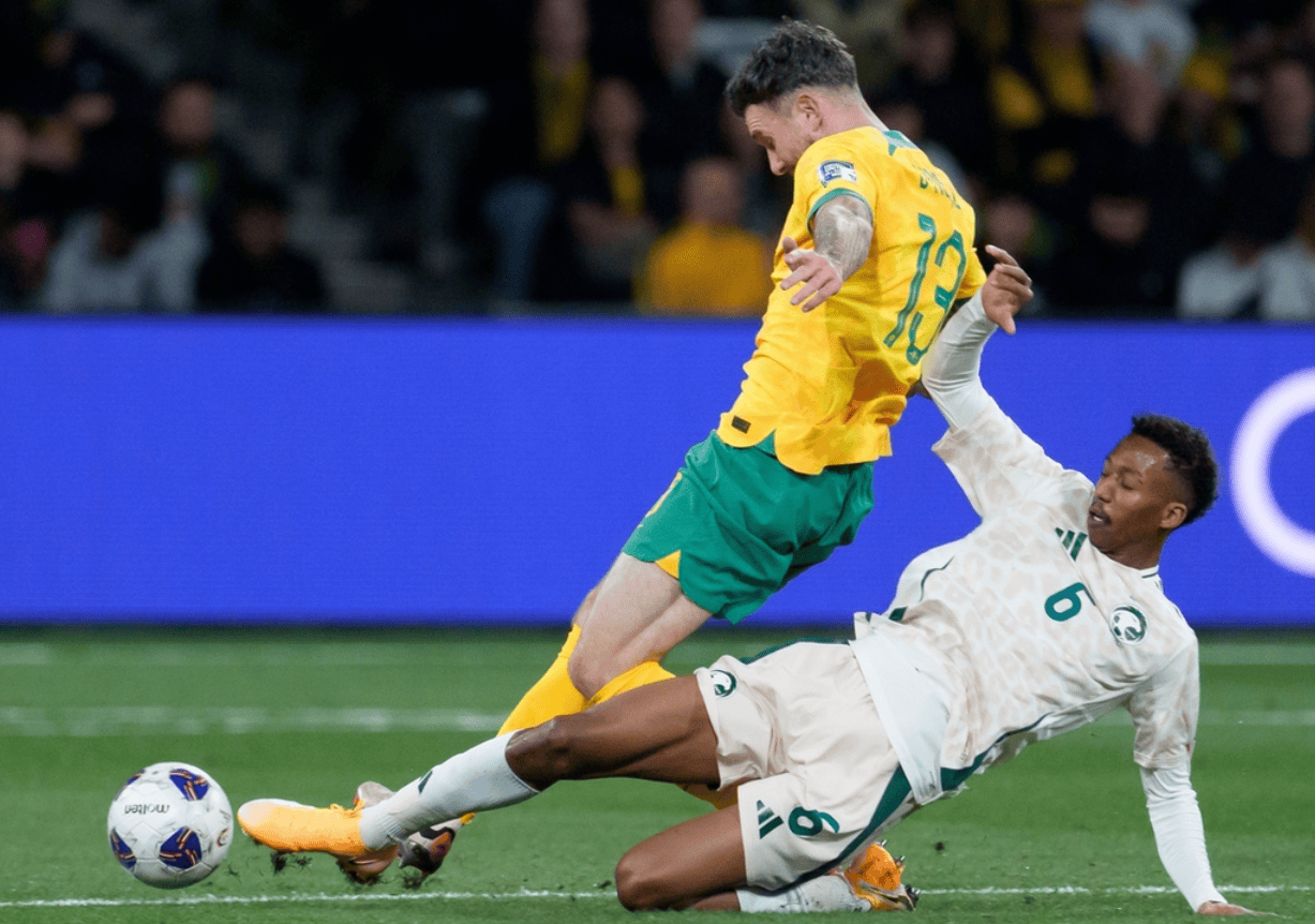 澳大利亚队员在场上受伤退赛