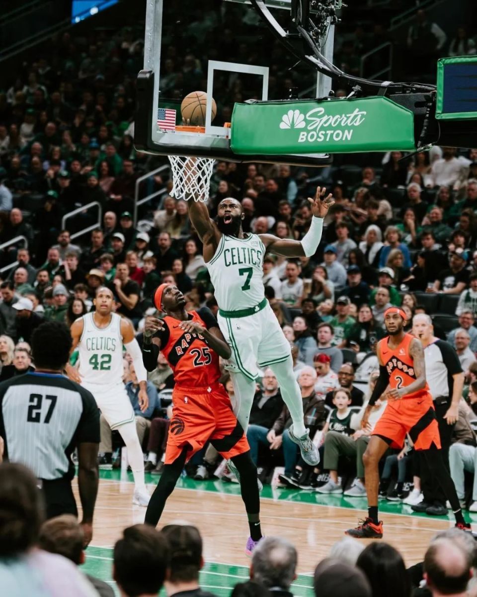 凯尔特人球迷在社区举办球迷见面会,共同期待球队冲击总冠军的表现 凯尔特人球迷在社区举办球迷见面会,共同期待球队冲击总冠军的表现