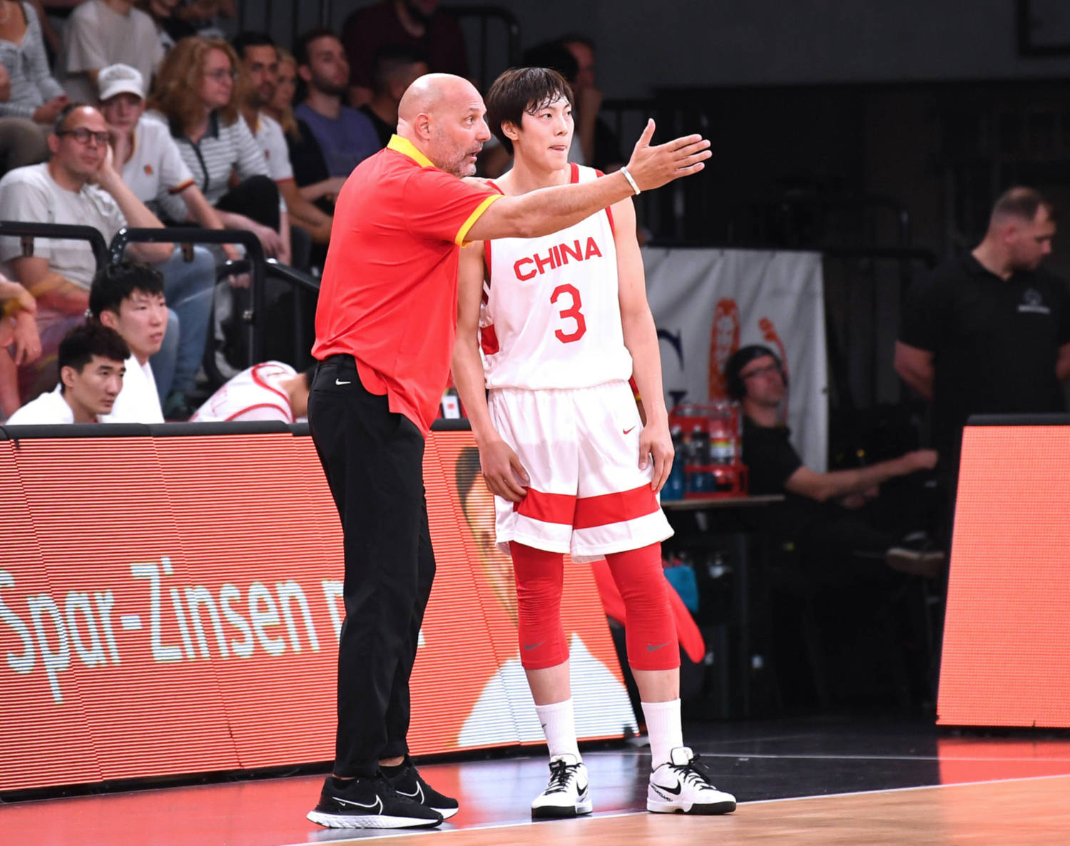 比赛期间球员伤停,主队战力大减 比赛期间球员伤停,主队战力大减