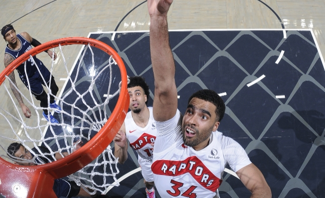 威廉希尔app-猛龙前锋表现出色，球队整体战术完善