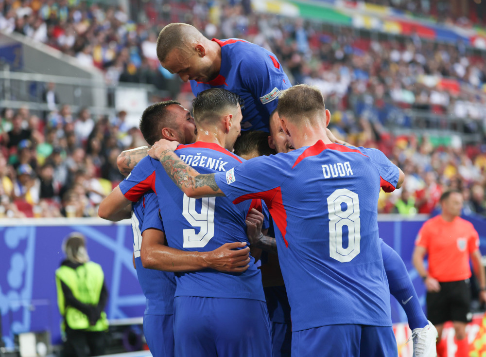 波兰不敌斯洛伐克,小组出线形势严峻 波兰不敌斯洛伐克,小组出线形势严峻