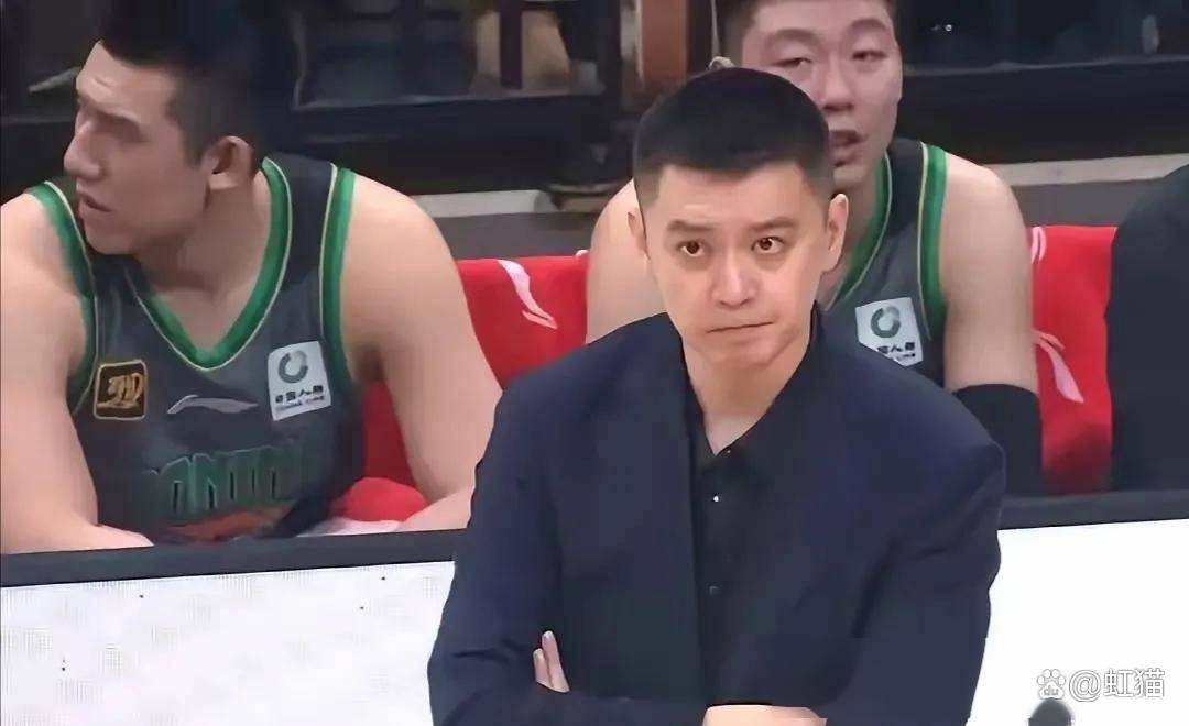 球队主教练在场边指挥如臂使指