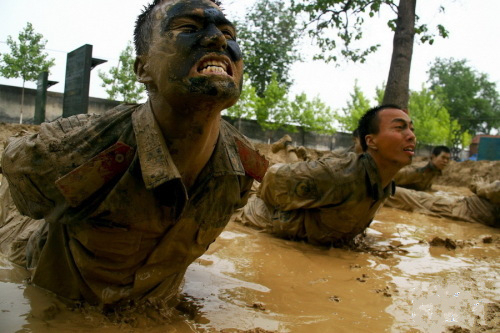 西宁战队面对挑战，顽强作战