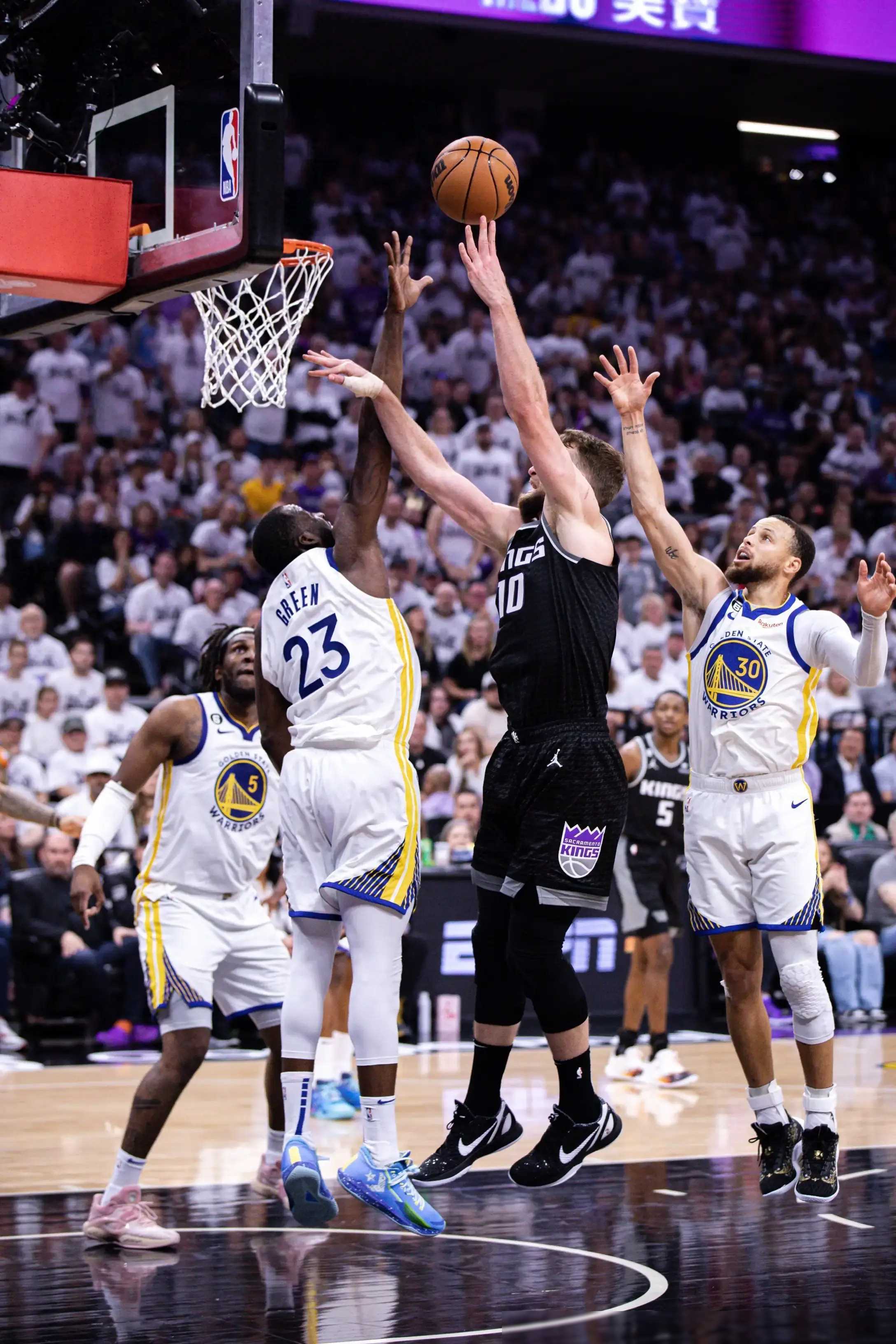 勇士队大胜骑士队，正走上领奖台