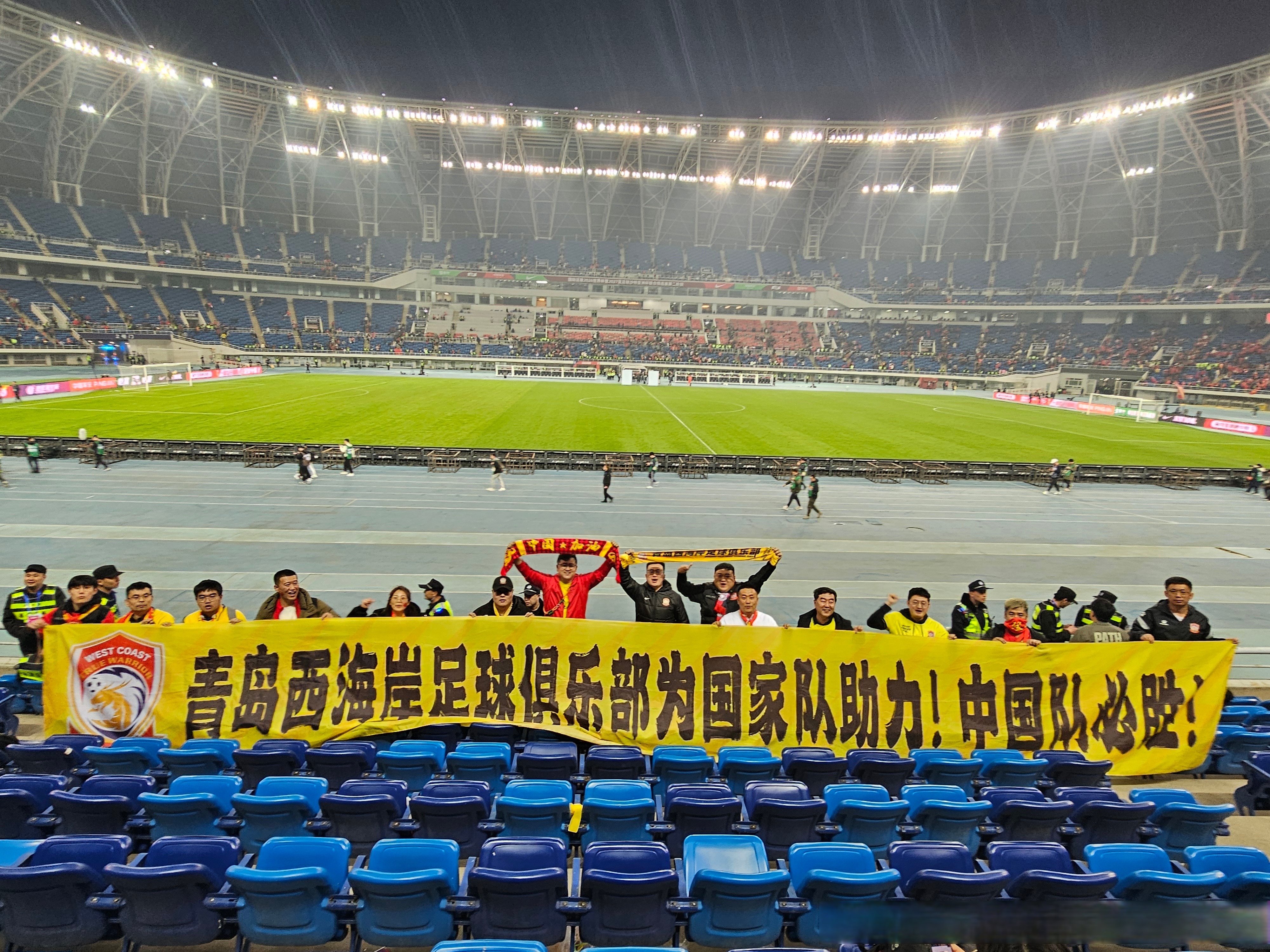 亚洲足球赛事决赛场面激动人心，球迷尖叫声不断