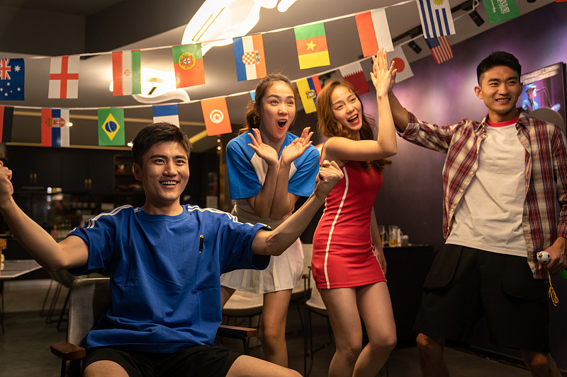 足球比赛为观众带来无限快乐