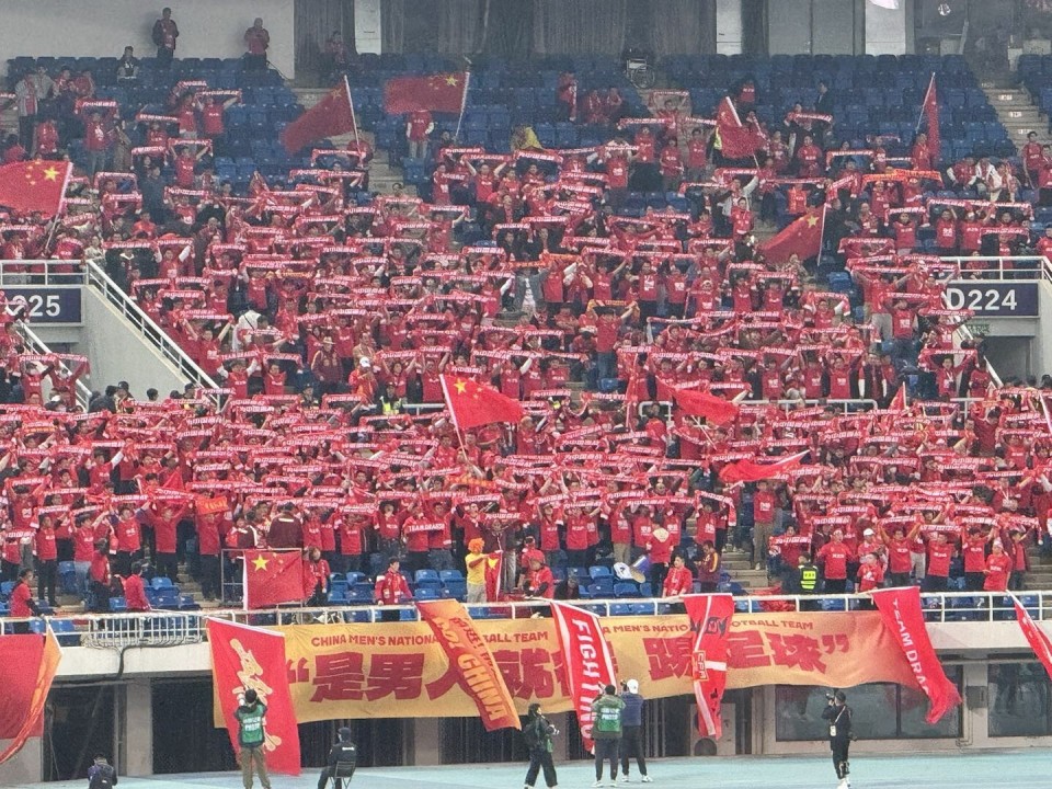 精彩比赛展开,球迷狂热加油助威 精彩比赛展开,球迷狂热加油助威