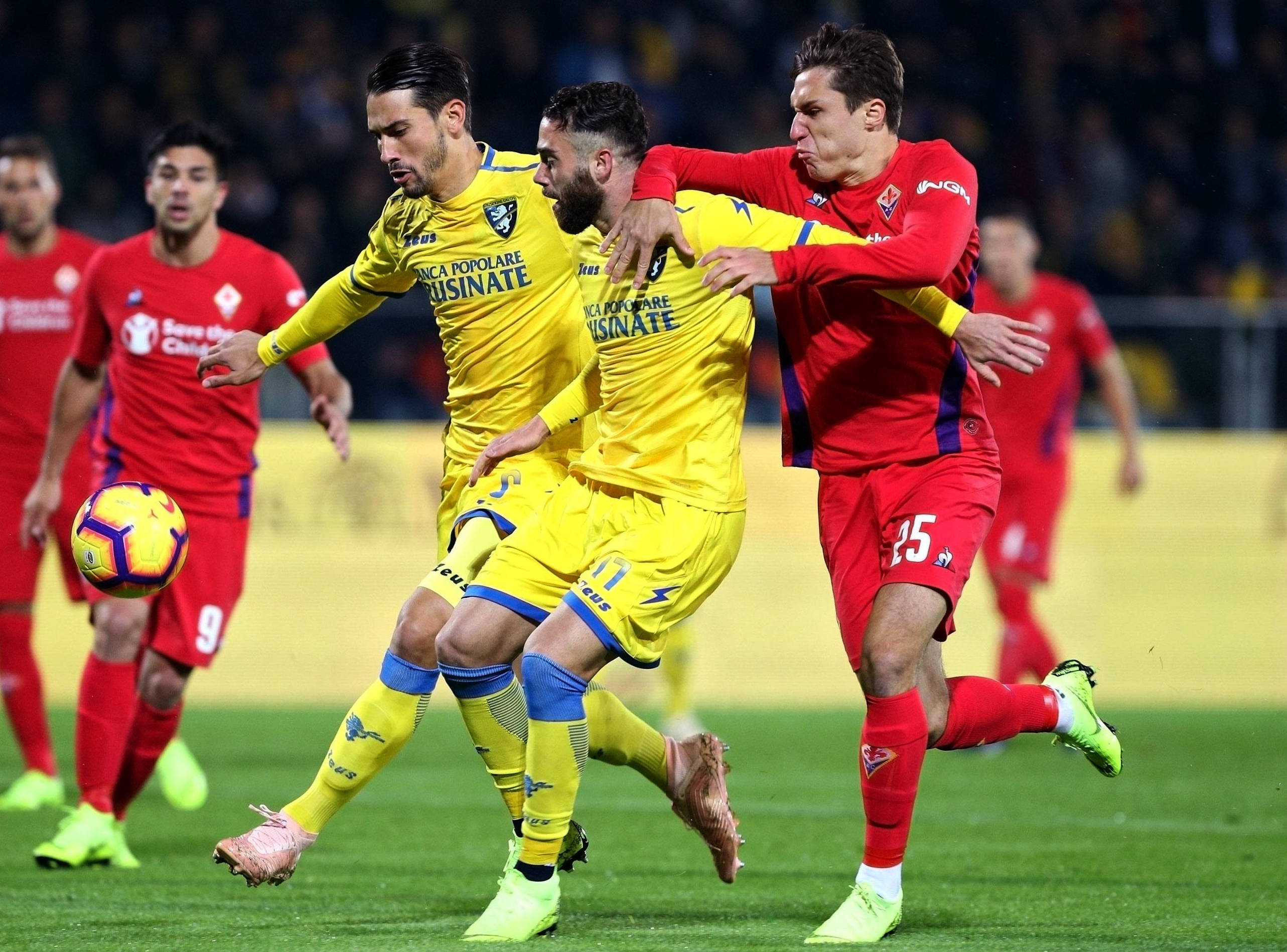 欧洲杯赛场上球员身体对抗激烈