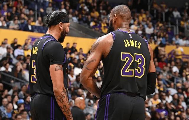 威廉希尔官网-湖人队全队合练展现雄心，诸多伤愈球员大归队