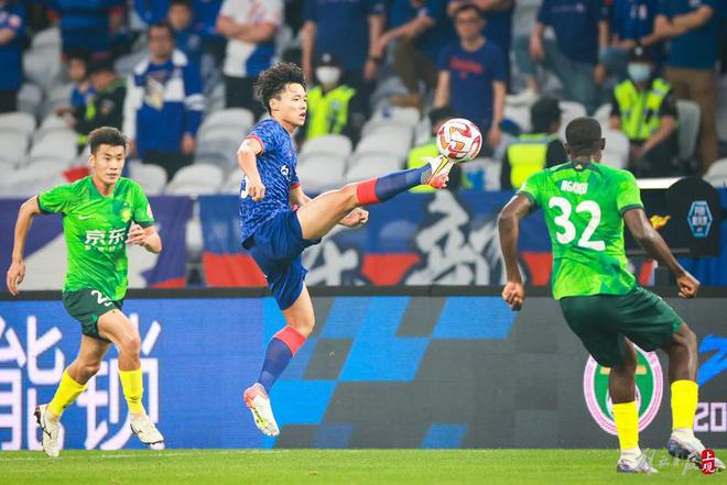 上海申花球员庆祝入球方式引爆全场气氛