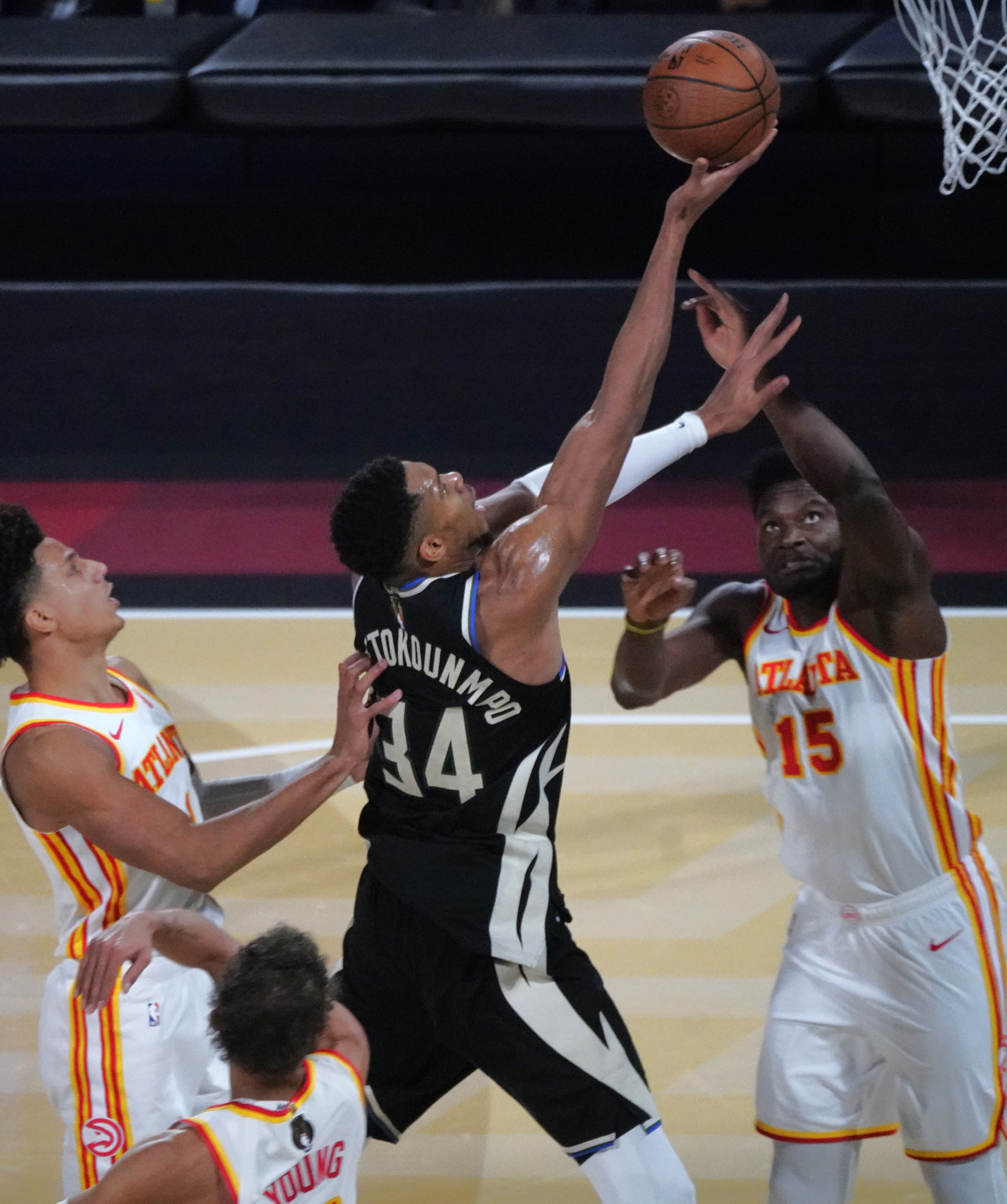 威廉希尔官网-雄鹿队主场好战胜对手，晋级季后赛