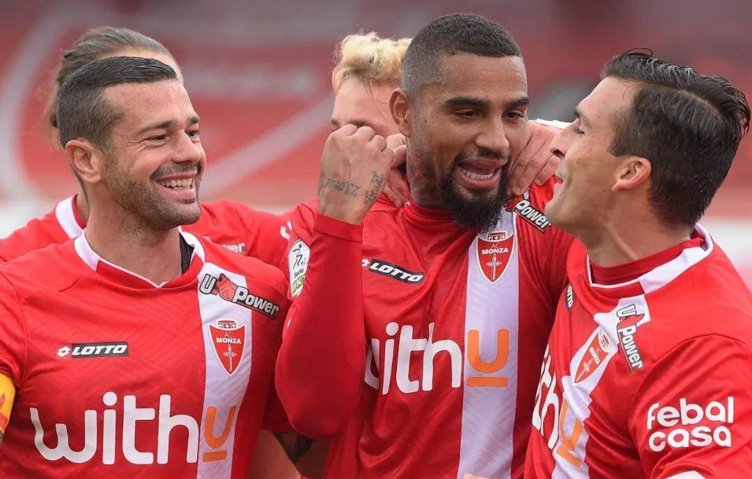 威廉希尔中文站-佛罗伦萨赢得胜利,球员互相庆祝击败对手