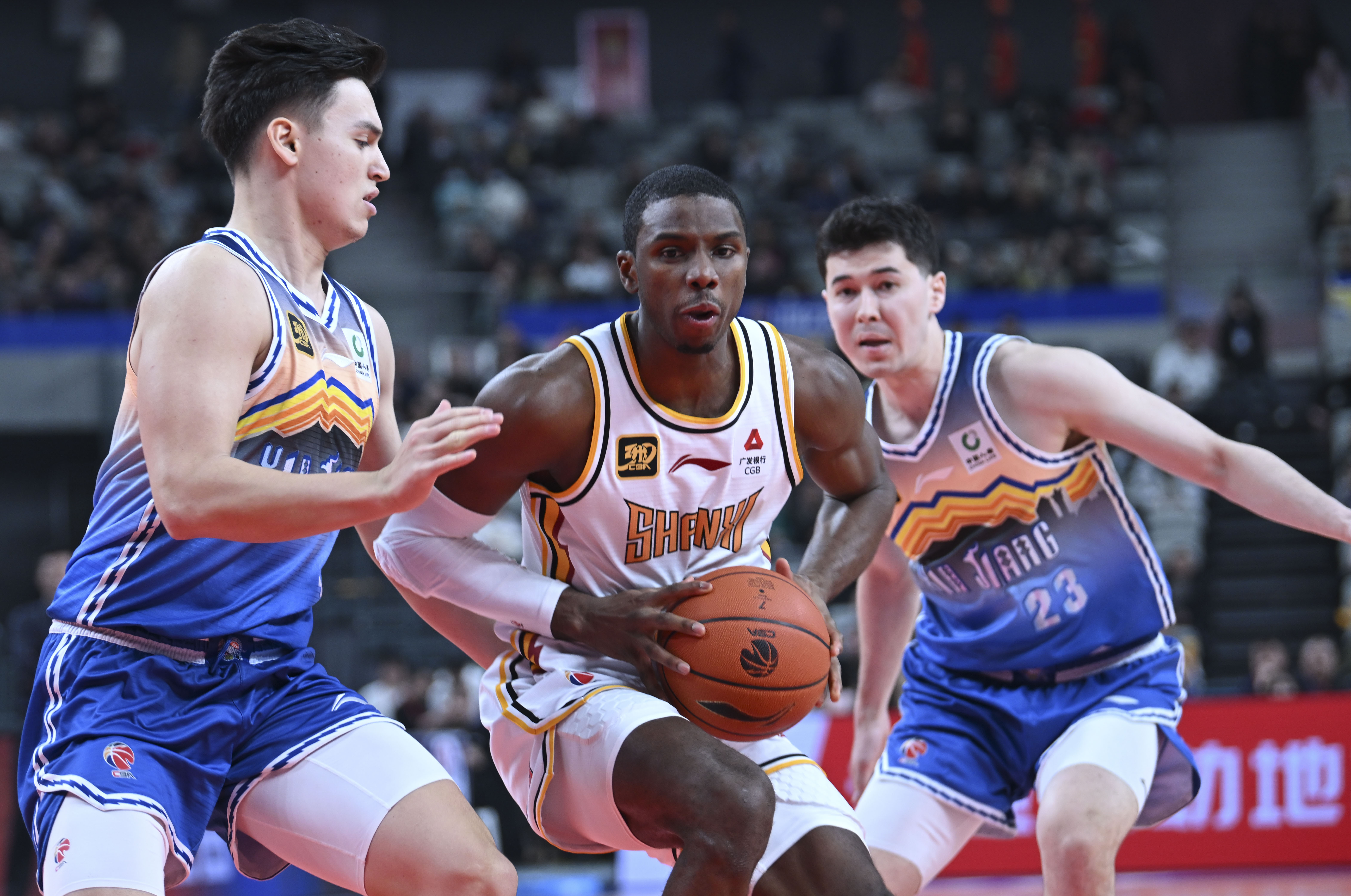 篮球赛场上的技术大战令人惊叹不已