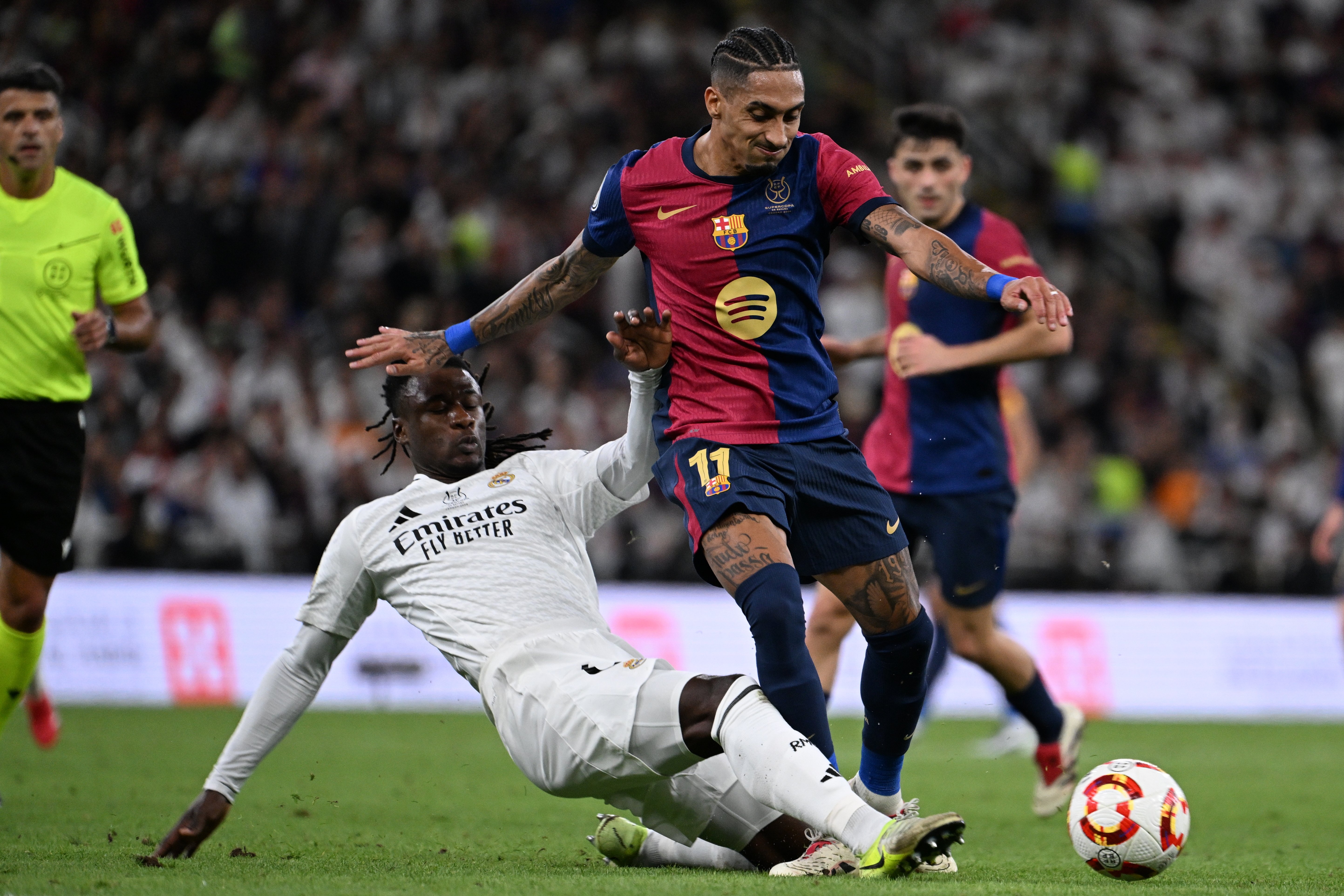 西班牙足球联赛场上激战连连! 西班牙足球联赛场上激战连连!