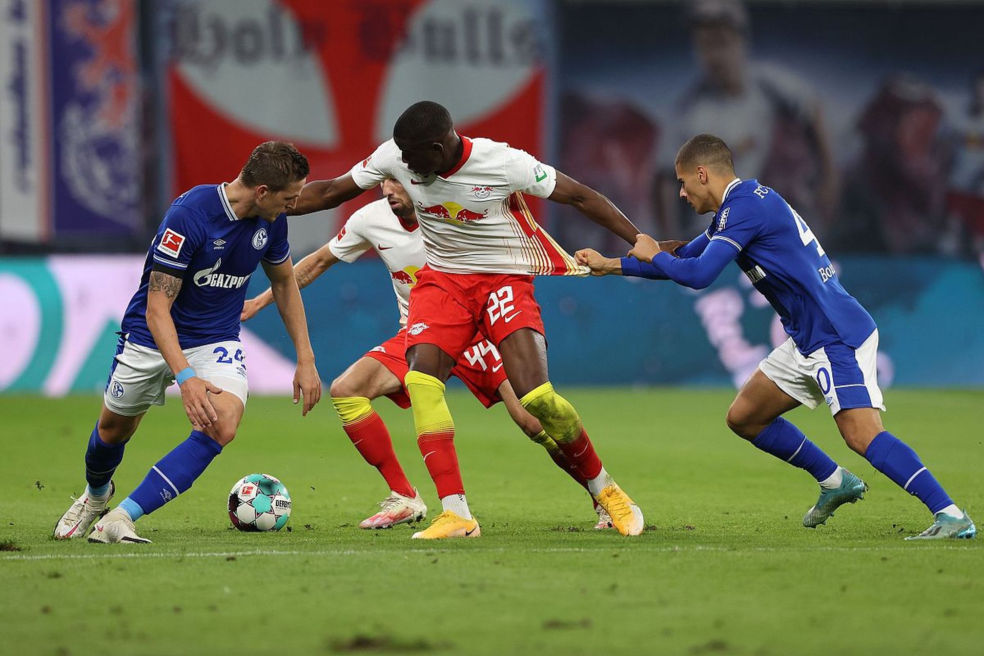 沙尔克04主场惜败汉堡,欧联杯席位受挑战 沙尔克04主场惜败汉堡,欧联杯席位受挑战