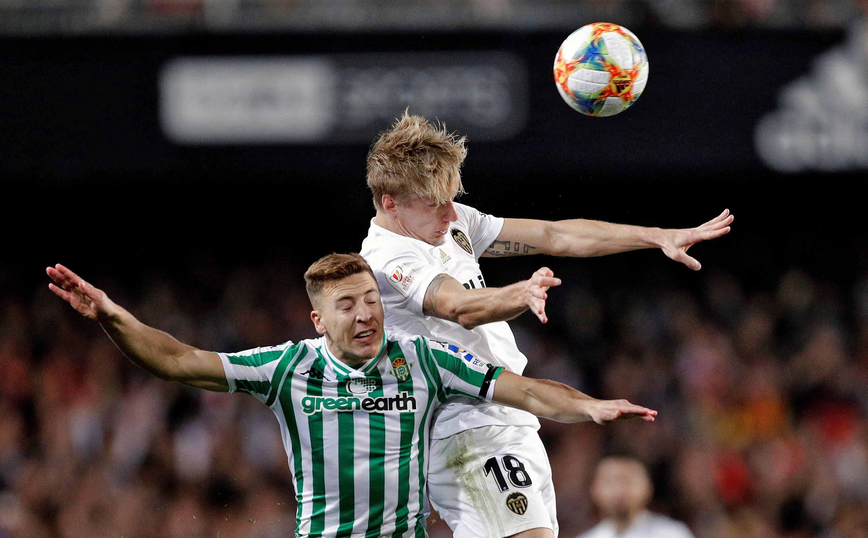 足球比赛中精彩瞬间频频上演