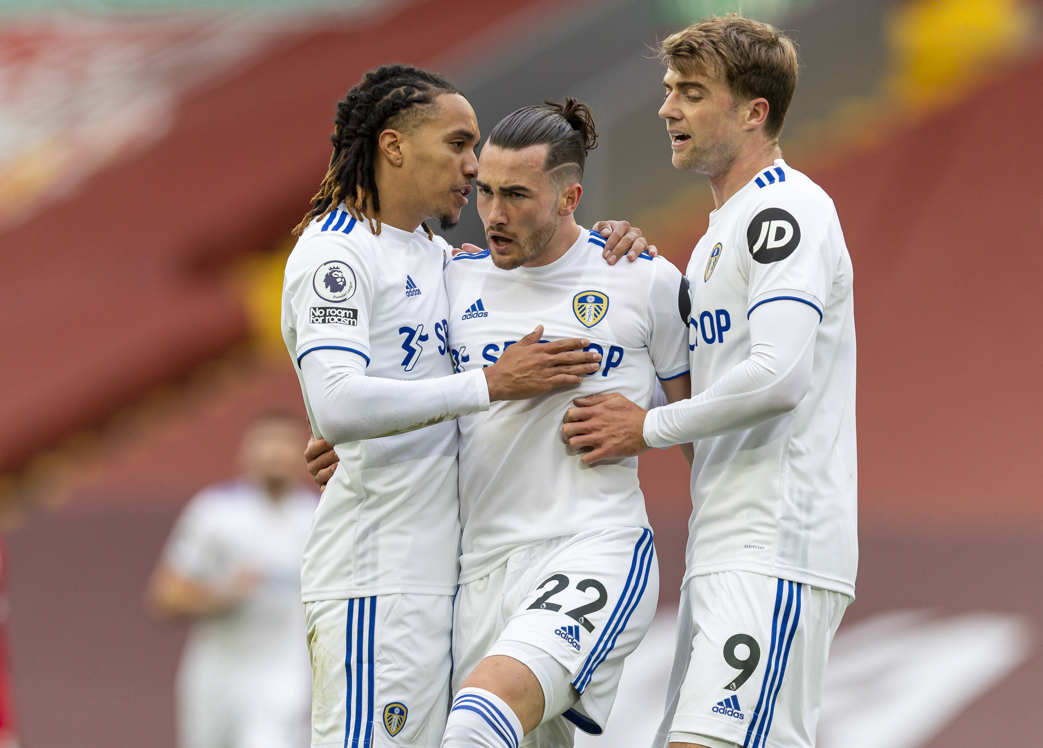 足球比赛中紧张刺激的较量继续进行 足球比赛中紧张刺激的较量继续进行