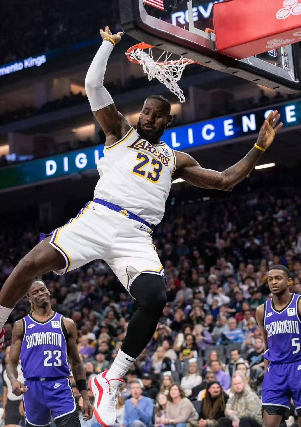 湖人队再次告负，詹姆斯孤军奋战