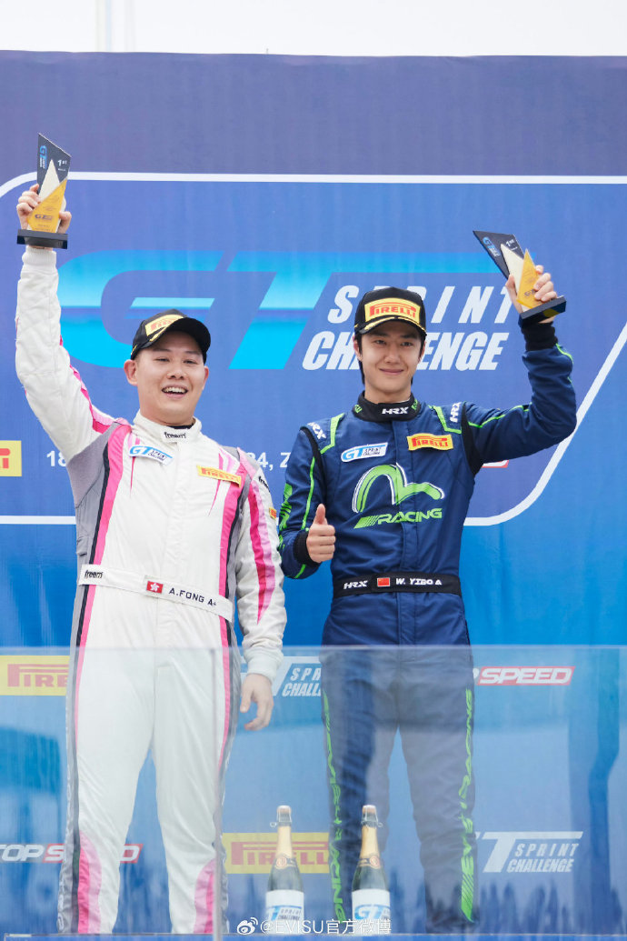 喀麦隆选手登上领奖台，手捧殊荣