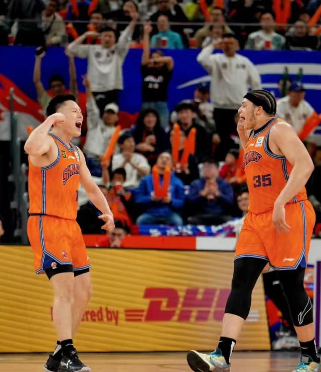 上海男篮主场大战胜江苏队，喜迎胜利