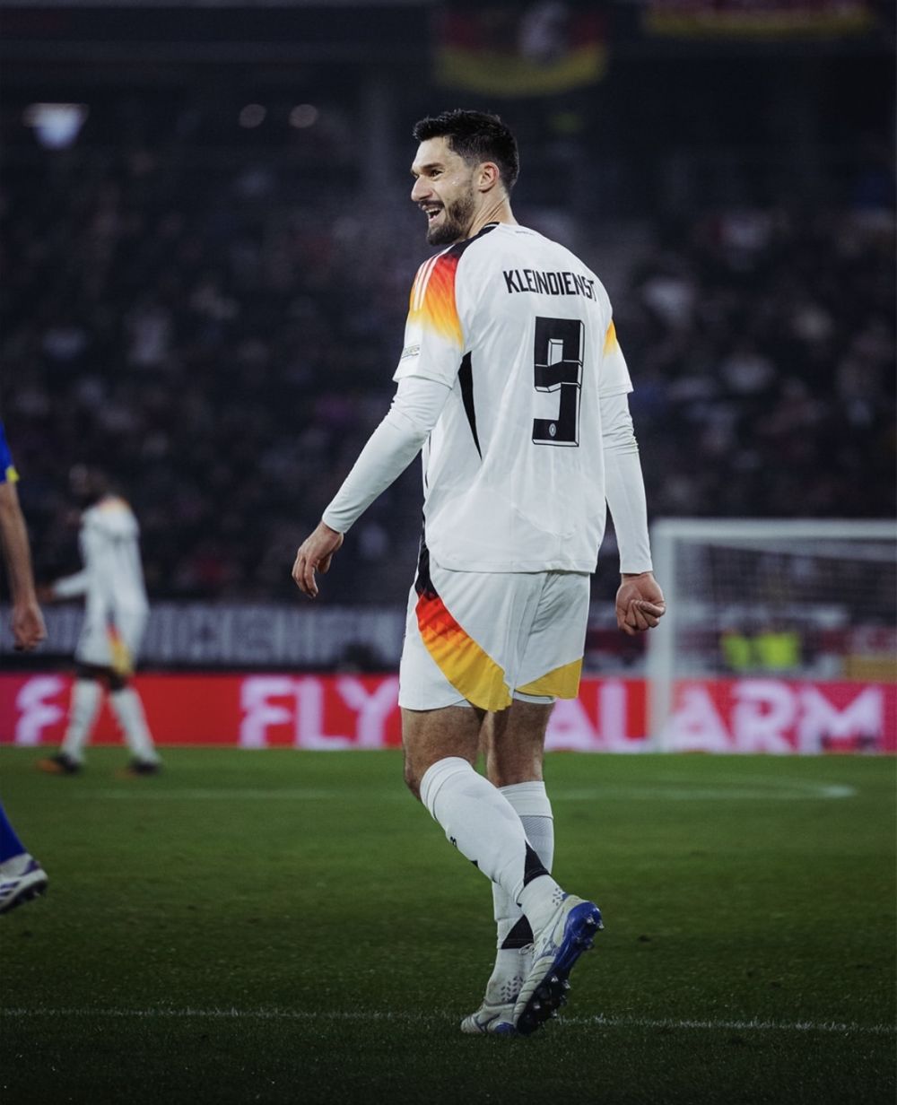 德国大比分胜出，赢得头名晋级