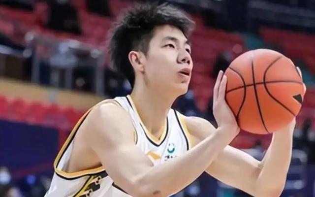 广厦男篮赢得惊险胜利，保持不败纪录