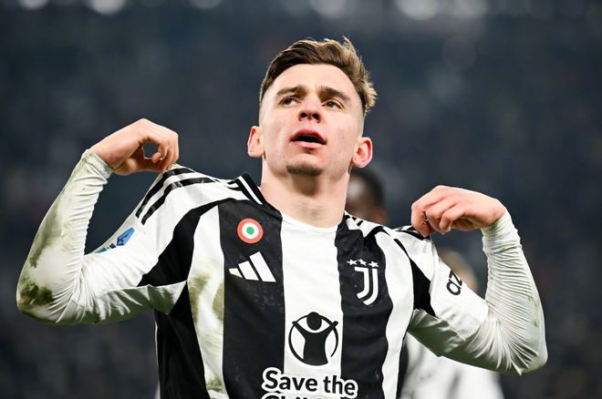 尤文图斯后卫抢断果断,稳固球门防线 尤文图斯后卫抢断果断,稳固球门防线