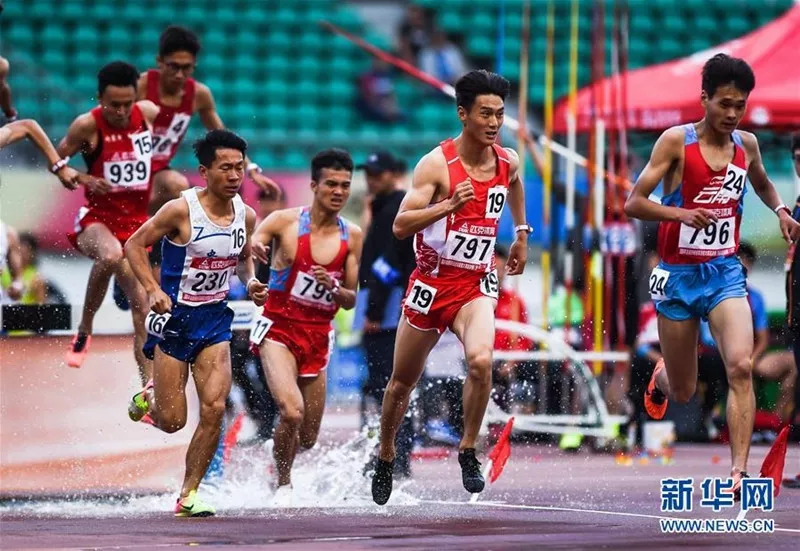 罗马尼亚田径好手全力冲刺夺银牌