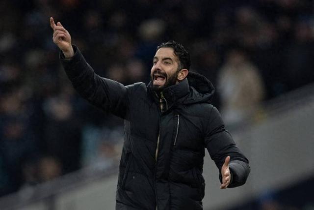 曼联在最新一轮比赛中表现低迷，球迷不满