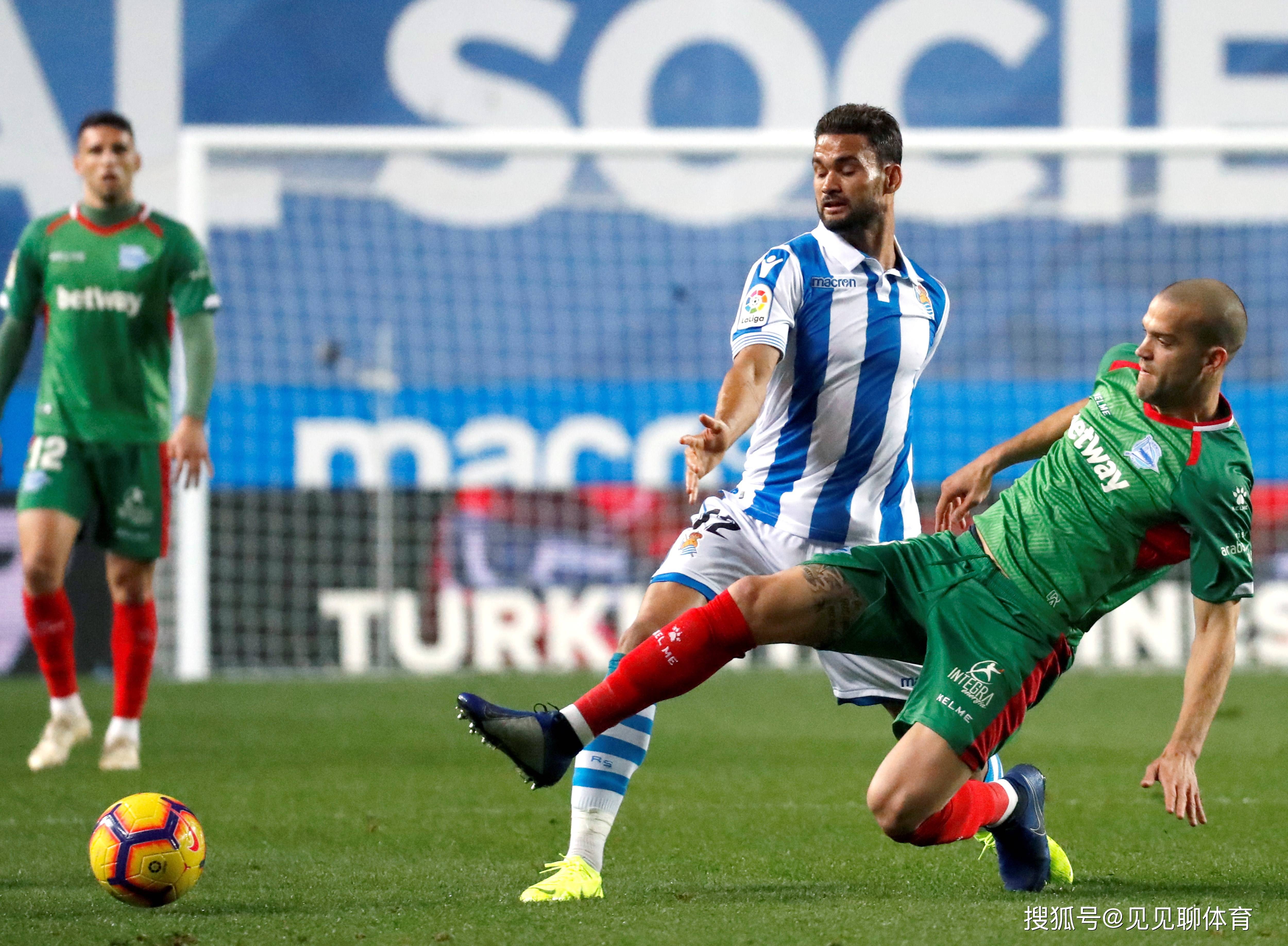 皇家社会客场战胜凯泽斯劳滕，取得关键胜利