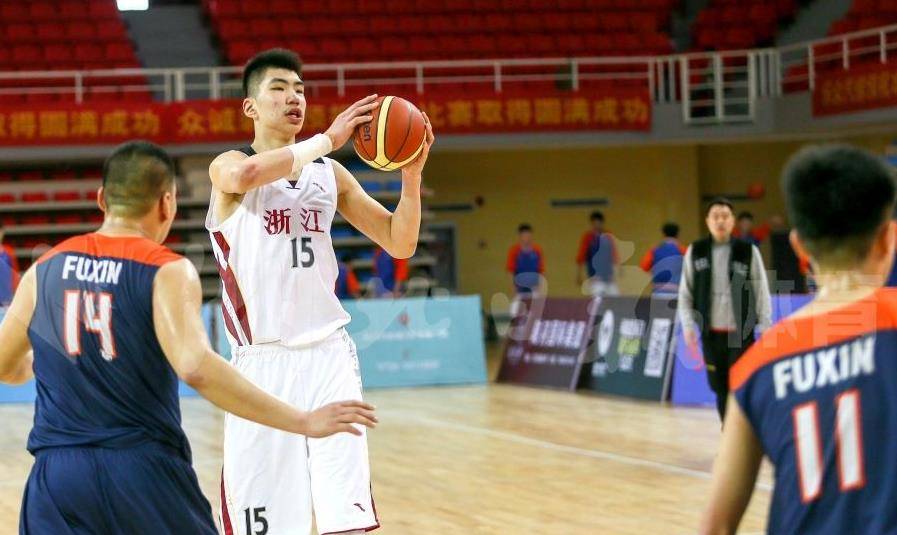 篮球比赛中一位年轻球员的突出表现引人注目？