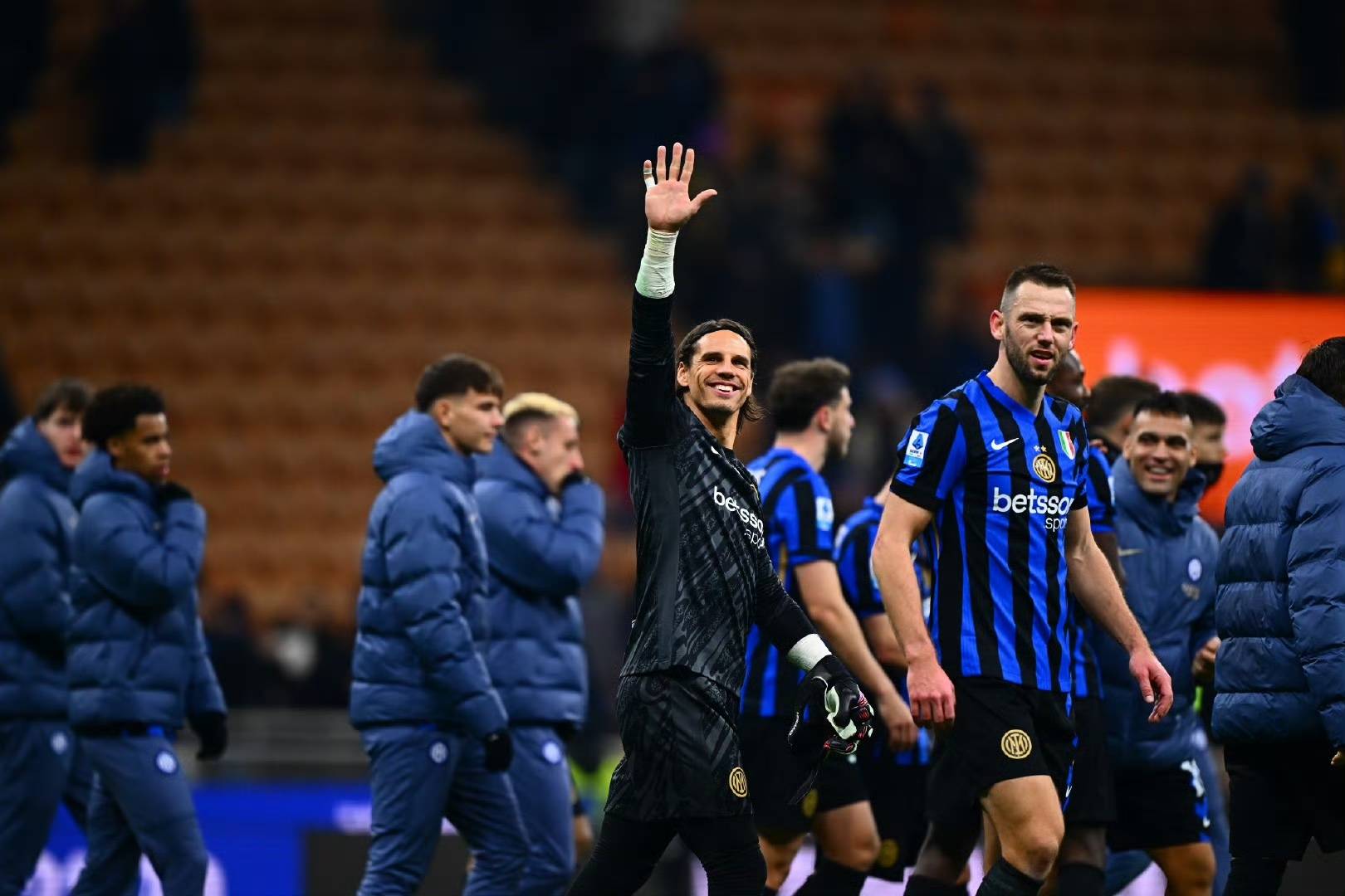 意甲比赛场面火爆，球员飙泪庆祝胜利