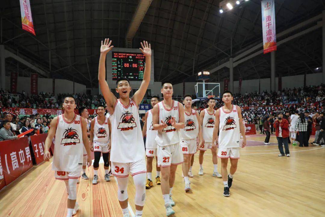 英国威廉希尔-争夺篮球联赛冠军的赛场风云引人关注