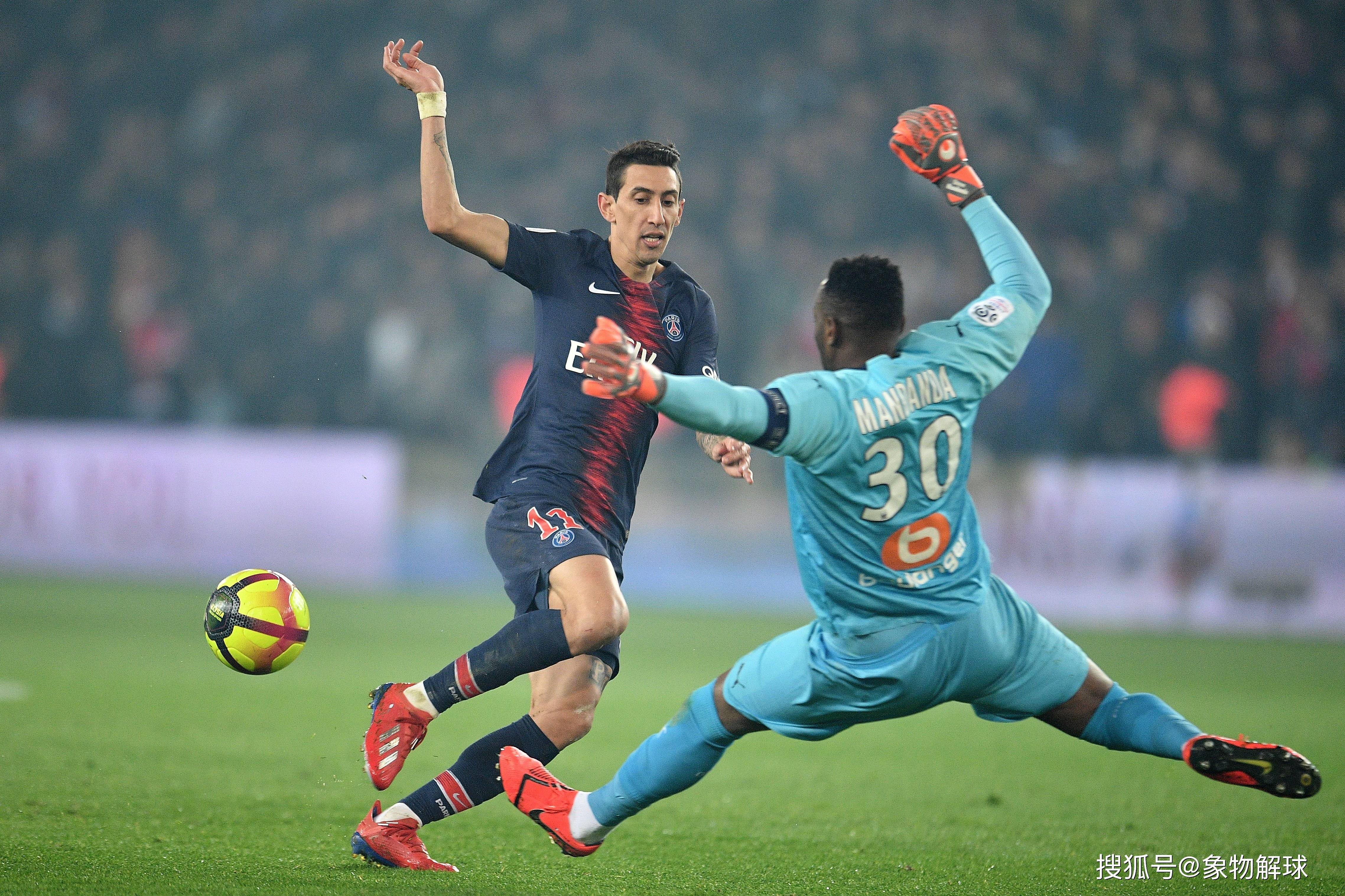 激烈足球比赛掀起热情高潮，球队拼搏