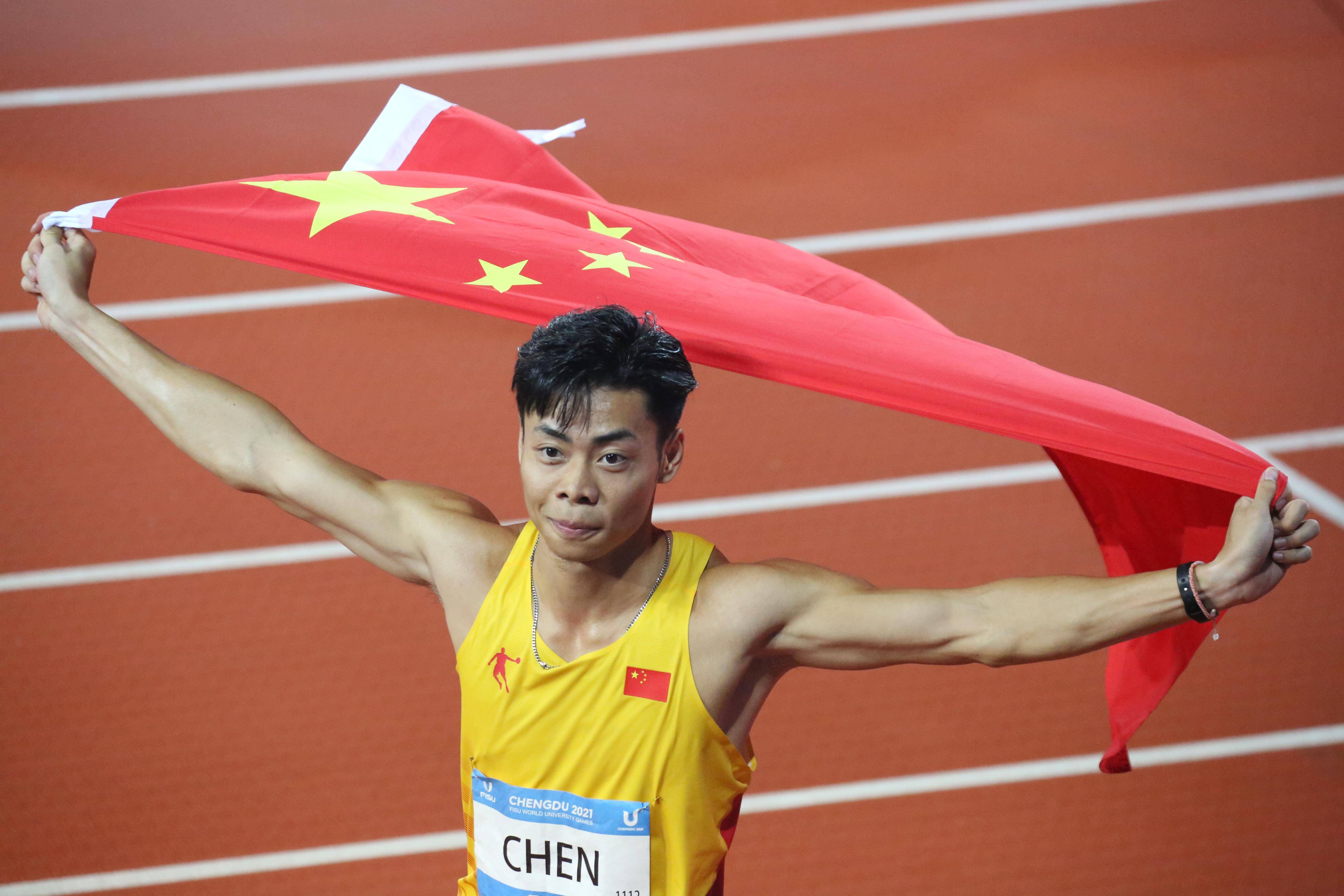 运动员在体育赛场上展现出色表现