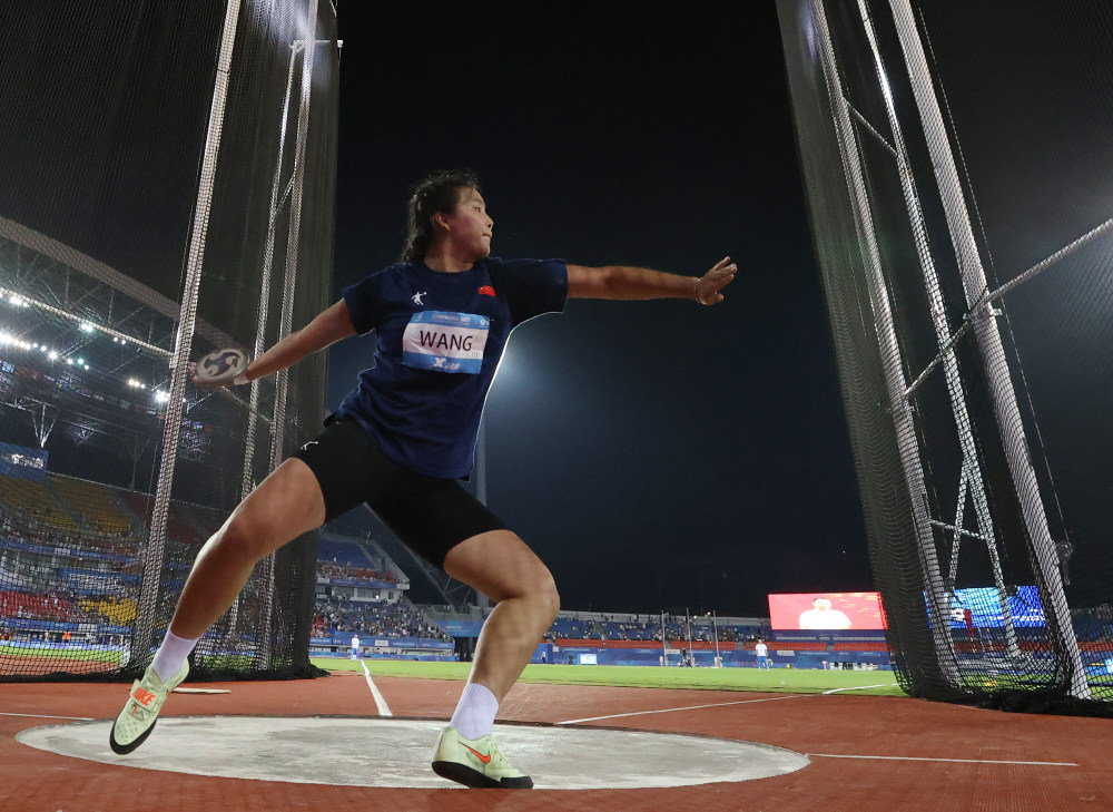 俄罗斯铁饼选手现身田径场地