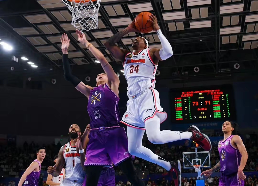 威廉希尔官网-前锋连续猛攻,助球队逆袭胜利