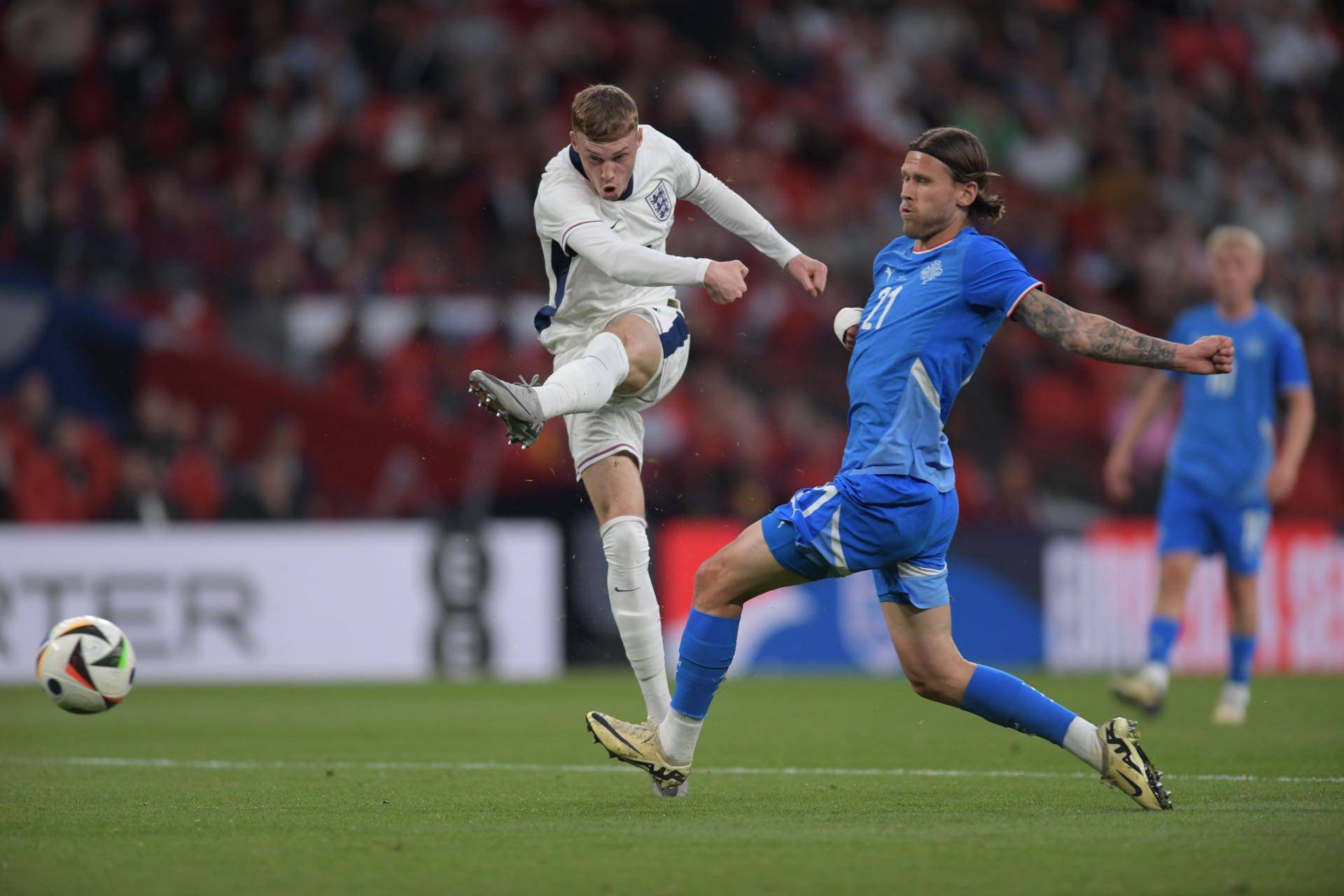 冰岛队主场2-0战胜摩尔多瓦队