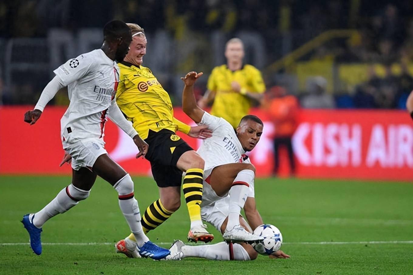 威廉希尔app-热那亚在主场0-2不敌AC米兰