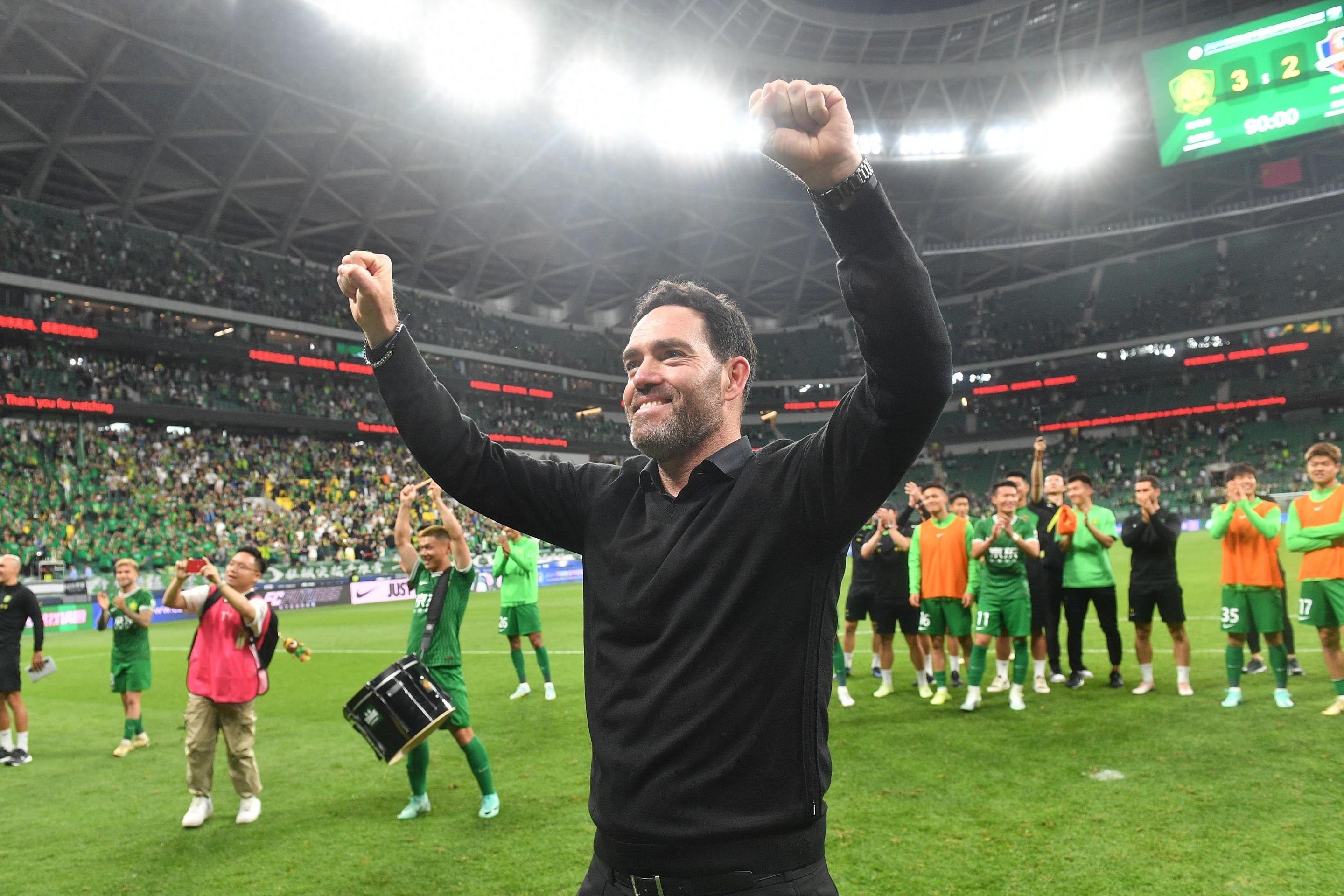 足球比赛盛况空前，球员实力全面展现