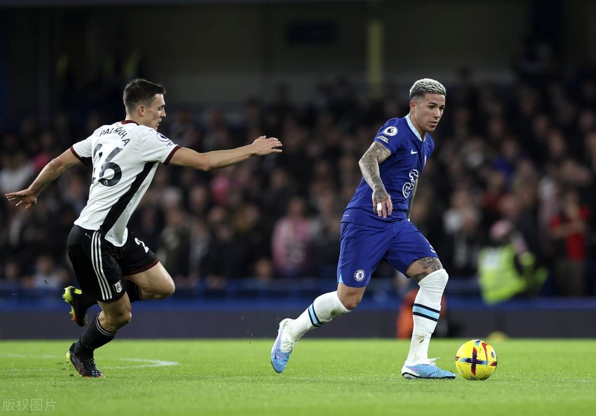 球队重磅转会引争议！球迷高度关切，数万守候