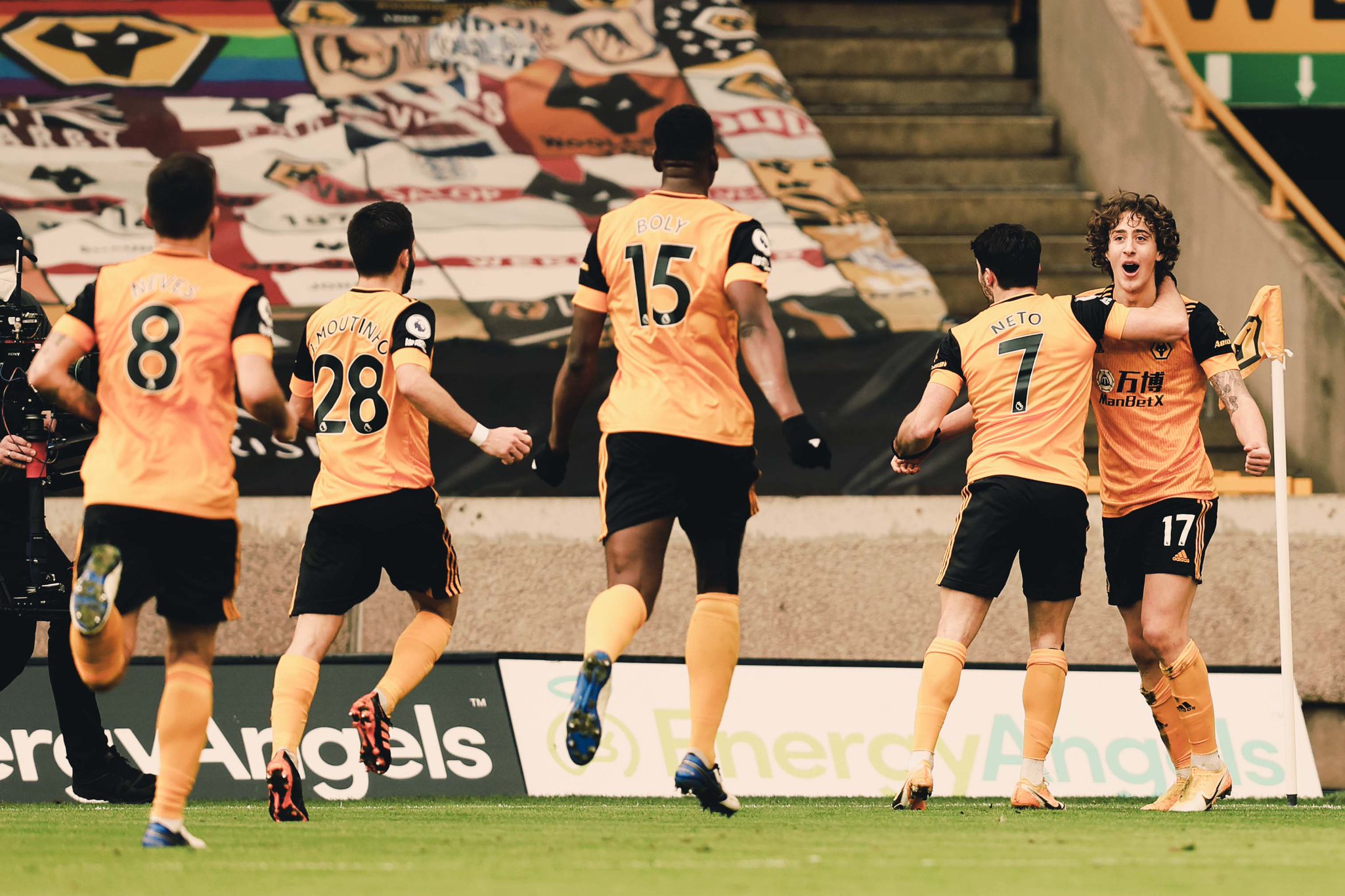 狼队主场告负，已连续六场不胜