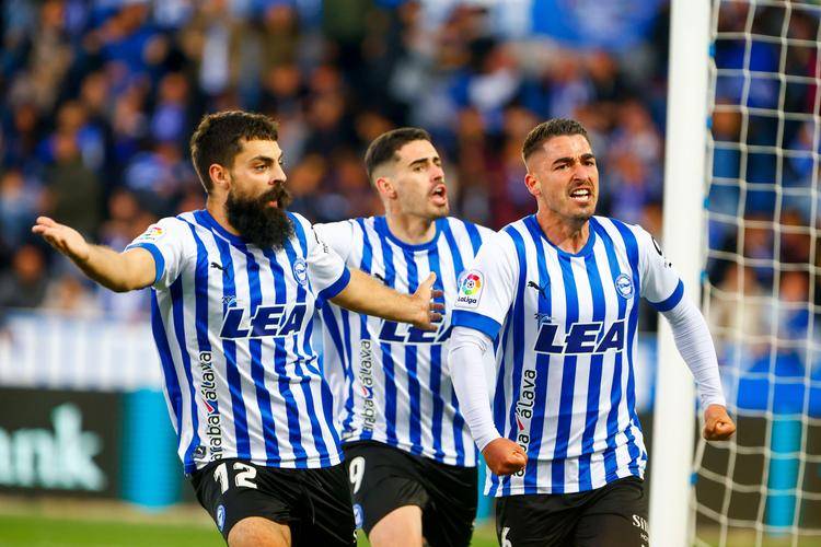 威廉希尔官网-进攻节奏紧凑，球员迅速变线配合默契