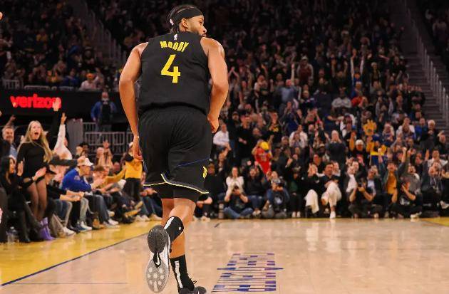 进攻节奏紧凑，球员迅速变线配合默契