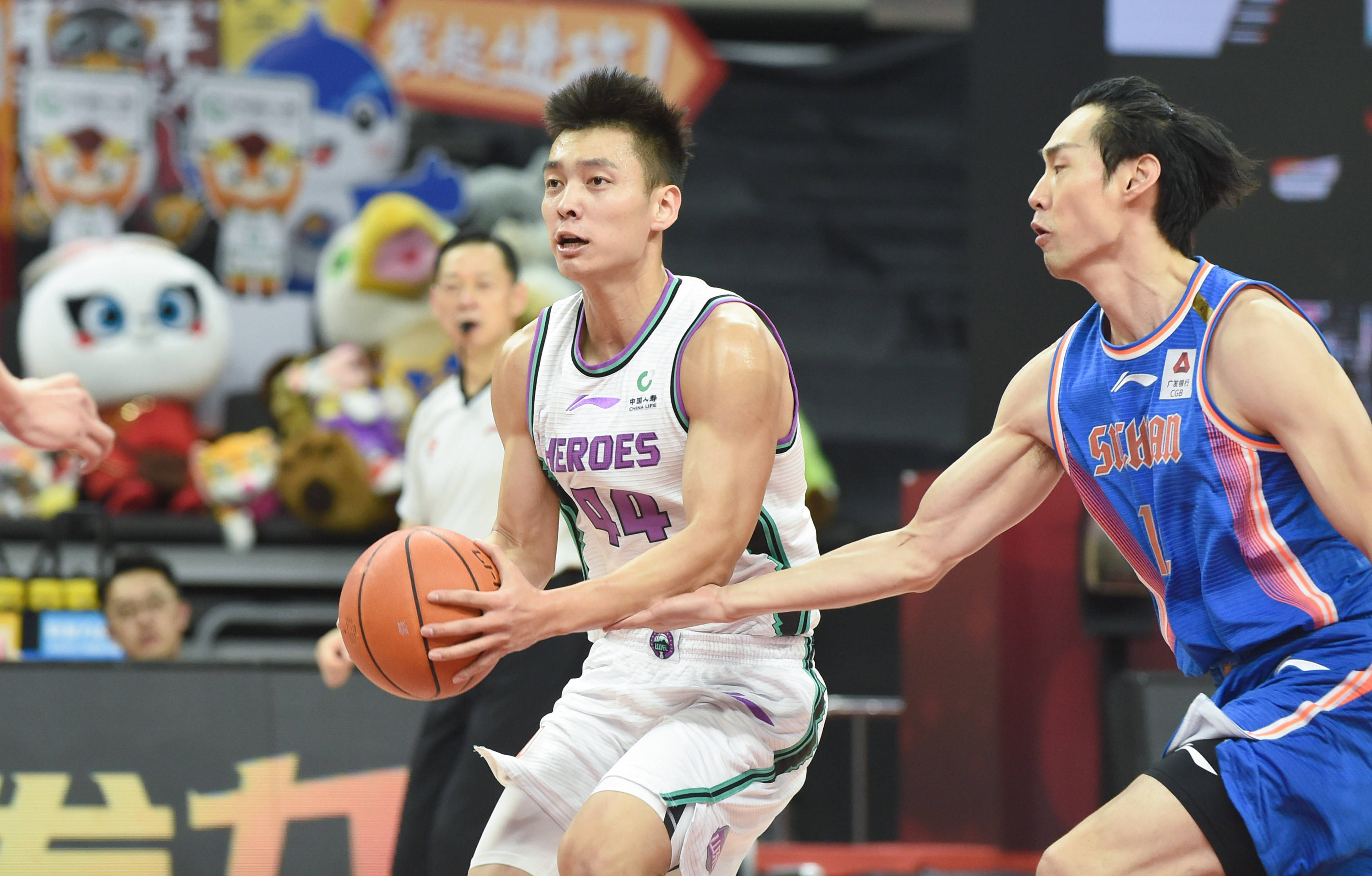 潍坊男篮告捷，保持领先形势