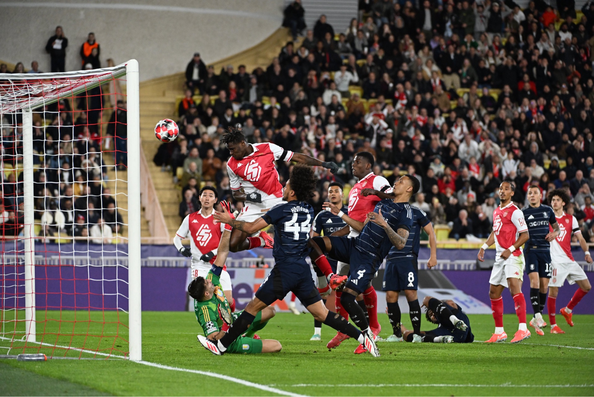 威廉希尔官网-欧冠比赛疯狂进球，多场大比分告捷