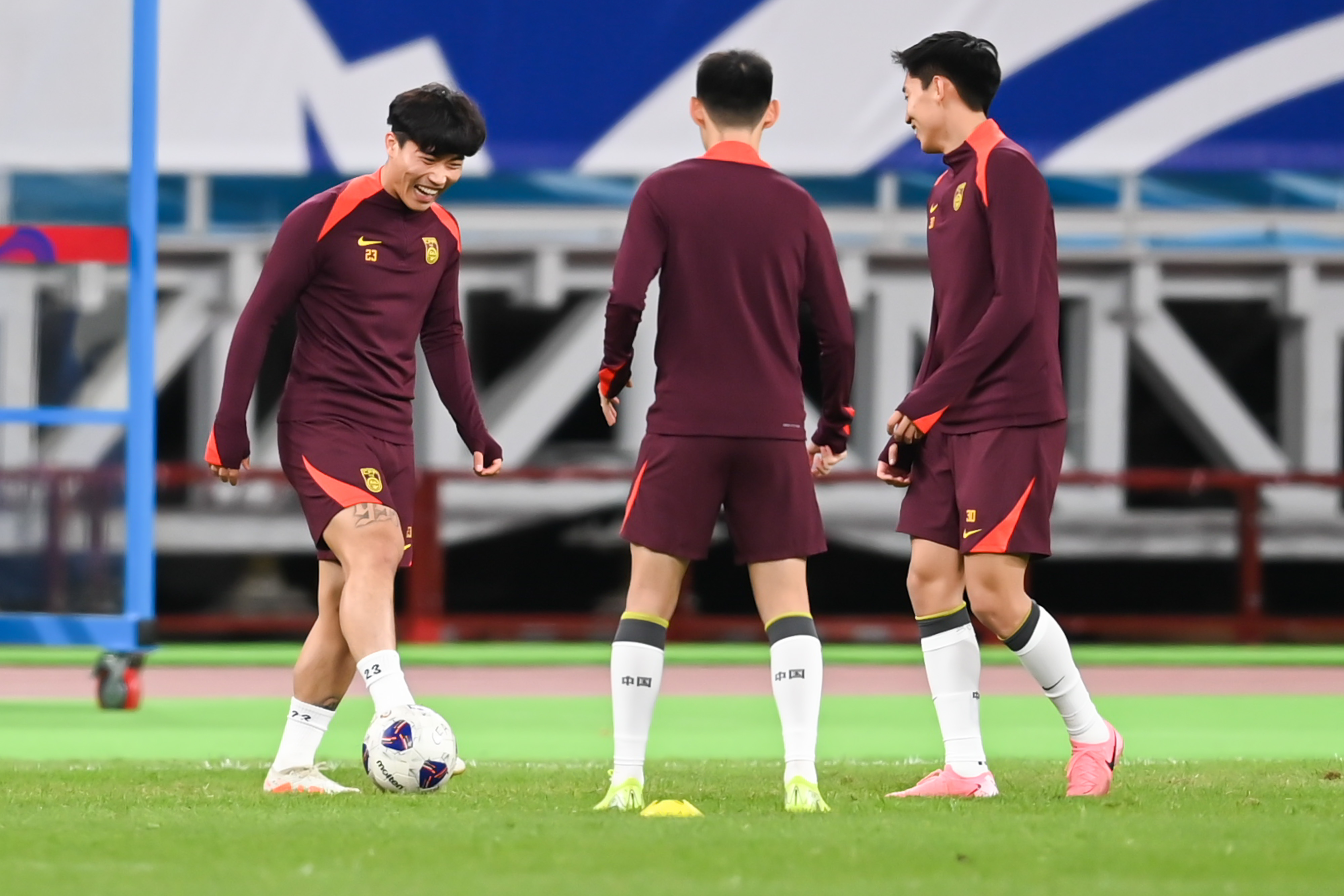 队员表现不佳，教练组忙于调整战术备战下场