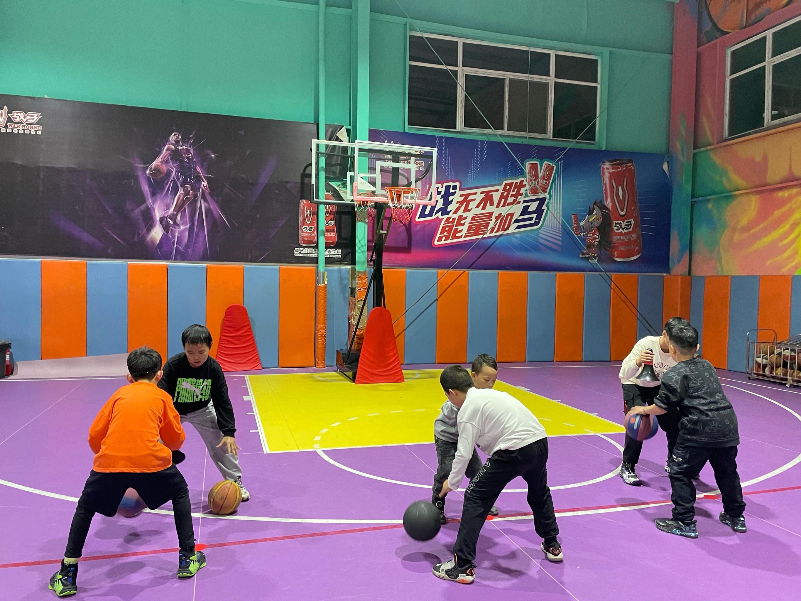 英国威廉希尔-儿童篮球训练营带着孩子们走向梦想的舞台